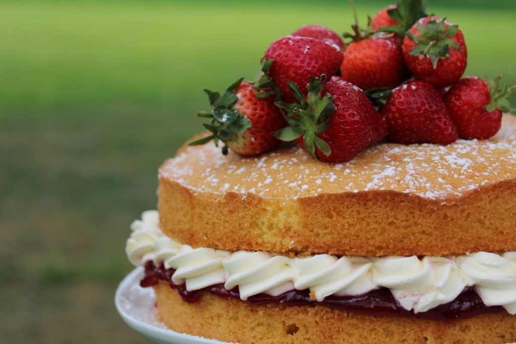 victoria sponge cake, cakes, desserts